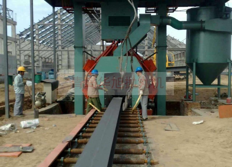 拋丸機(jī)正在清理建廠房用的鋼結(jié)構(gòu)